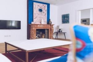 Chic & Luxurious 2-BR Escape Designed for Elegance Apartments, Gibraltar