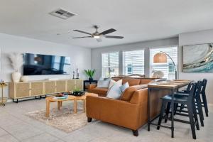 Blocks To Beach - Coastal Beach Decor - Garage Parking - Gated Community - 30 Day Fully Furnished Guest house, Carlsbad
