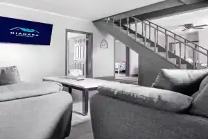Large 11BR 4BA compound near Guest house, Niagara Falls