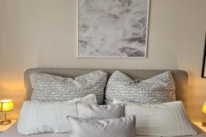 Home away from home stylish central netflix kitchen Apartments, Wiesbaden