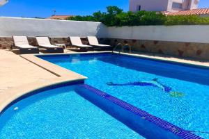 Chalets con piscinas privadas junto al mar, Cala'n Bosch