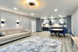 Roomy Raimbek7 Residence nearby metro & drinking water as a gift, Almaty