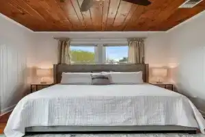 Cozy cottage by the Sea -near downtown with patio!, Gulfport