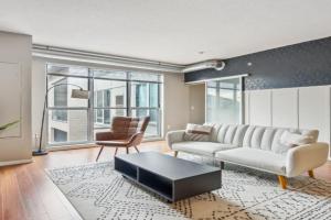 CozySuites 2BR Mill District with pool, gym # 01, Minneapolis