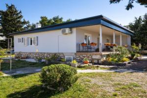 2 Bedroom Beautiful Home In, Starigrad