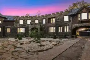 Enchanted Castle - Your Royal Getaway Awaits Guest house, Cleveland