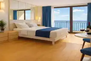 Chic Coastal Escape Aparthotel Overlooking's Shores, Batumi