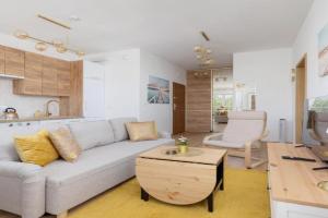 Beżowy Apartament Przy Parku w Katowicach z Widokiem na Staw i Biurkiem by Noclegi Renters, Katowice