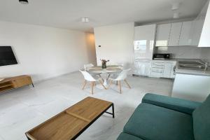 Beautiful new PalmTree Apartments, Vir