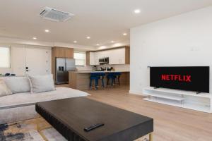 Stylish Apartments in with Free Parking, Glendale