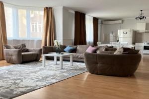 Apartamenty v tsentre 96kv m s horoshim vidom, Almaty