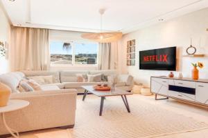Chique & Stylish 2BR Apartment - Tanger Malabata - Fast WiFi, Tangier