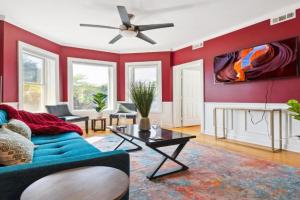 Wrigley 2BR, 1BA with Free Parking Apartments, Chicago