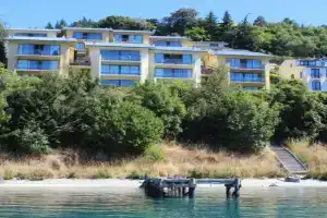 Lakeside Landing - lakefront and walk to town Apartments, Queenstown