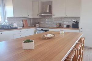 kiki and cocos beach house, Theologos