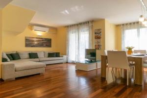 Mamma Ciccia - Casa Laura elegant & spacious apt, Mandello