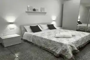Black Daisy Apartments, Bernalda