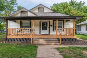 Beautiful 2 Bed 1 Bath home near College Hill Guest house, Wichita