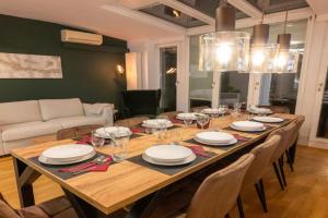 Munich Large Apartment 145 qm and 5 Bedrooms with Roof Terrace in centrally located 1 to 14 Guests, Munchen