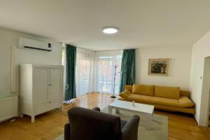 Eve Apartman, Heviz