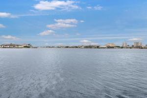 Opulent home with vast water view, pool and hot tub Guest house, Marco