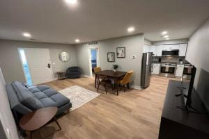 Aksarben Area 2 BD-2 BA by UNO Apartments, Omaha