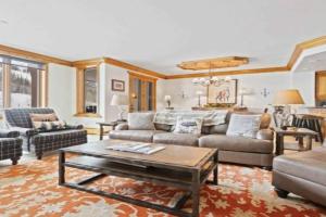 Highlands Slopeside 217 by East West Hospitality Apartments, Beaver Creek