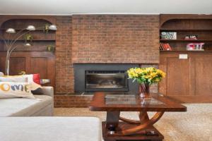 2BR Cozy Suite w Fireplace! FREE Banff Pass, Parking, Netflix! Enjoy Yoga Classes or Plan Your Golf Trip! Guest house, Calgary