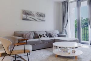 Sahab - Stunning 1BR with Terrace at the Bolivard Apartments, Sharjah City