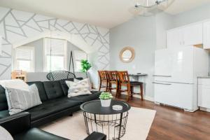 Modern Chic Suite - Amazing Location - GroupStay Apartments, Pittsburgh