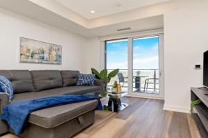 Modern High Rise King bed Condo with Private Balcony Guest house, Kitchener