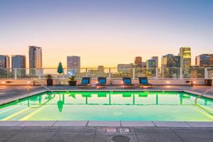 Downtown Escape - 2BR w Skyline Views & Hot Tub Apartments, Los Angeles