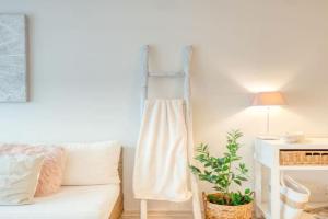 Seaside Serenity Cozy 2-BR Escape Apartments, Blankenberge