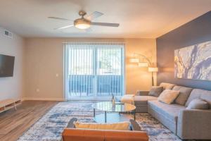 Spacious 2BD - Gym, Pool, Parking, W-D - Sleeps 8 Apartments, Phoenix