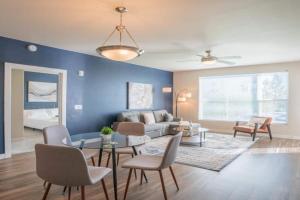 Posh 2BD - Gym, Pool, Parking, W-D - Sleeps 8 Apartments, Phoenix
