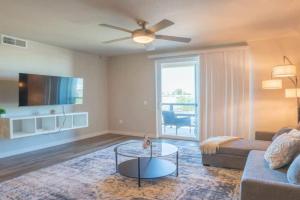 Modern 2BD - Gym, Pool, Parking, W-D - Sleeps 8 Apartments, Phoenix