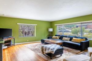 Cozy 2BR Home Near UNR with Large Deck & Parking Guest house, Reno
