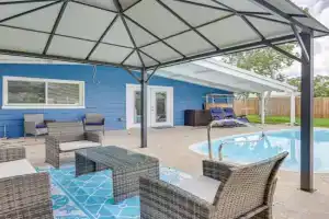 Mins from Anna Maria Island Bright Home with Pool! Guest house, Bradenton