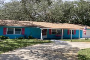 Spacious Pet -Friendly Home w/ Fenced in Yard and Close to The Beach Guest house, Saint Augustine Beach