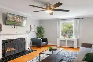 Charming Townhouse Retreat by CozySuites, Alexandria