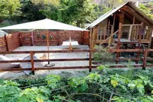 Twiga tenda su palafitta Guest house, Imperia