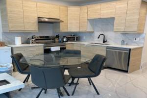 New Luxury Walkout Suite Near University-BY ROOM, Calgary