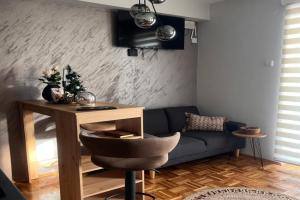 Apartman D, Subotitsa