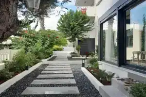 Leos Apartments Apart2, Side