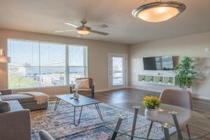 Stylish 1BD - Balcony, Pool, Gym, W-D - Sleeps 4 Apartments, Phoenix