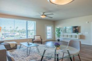 Spacious 1BD - Balcony, Pool, Gym, W-D - Sleeps 4 Apartments, Phoenix