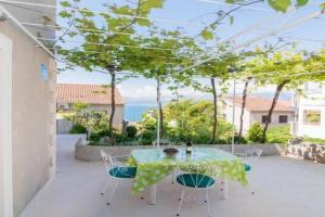 Studio apartment with terrace sea view, Postira