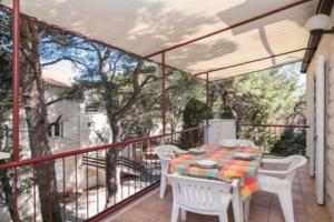 Apartments Boguvila - Two-Bedroom Economy Apartment with Terrace A5 - ST, Supetar