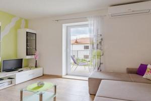 Apartment Anamaris ST - One Bedroom Apartment with Terrace and Sea View, Solin