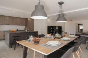 Apartments Marti - Three Bedroom Apartment with Balconies and Sea View - ST, Supetar